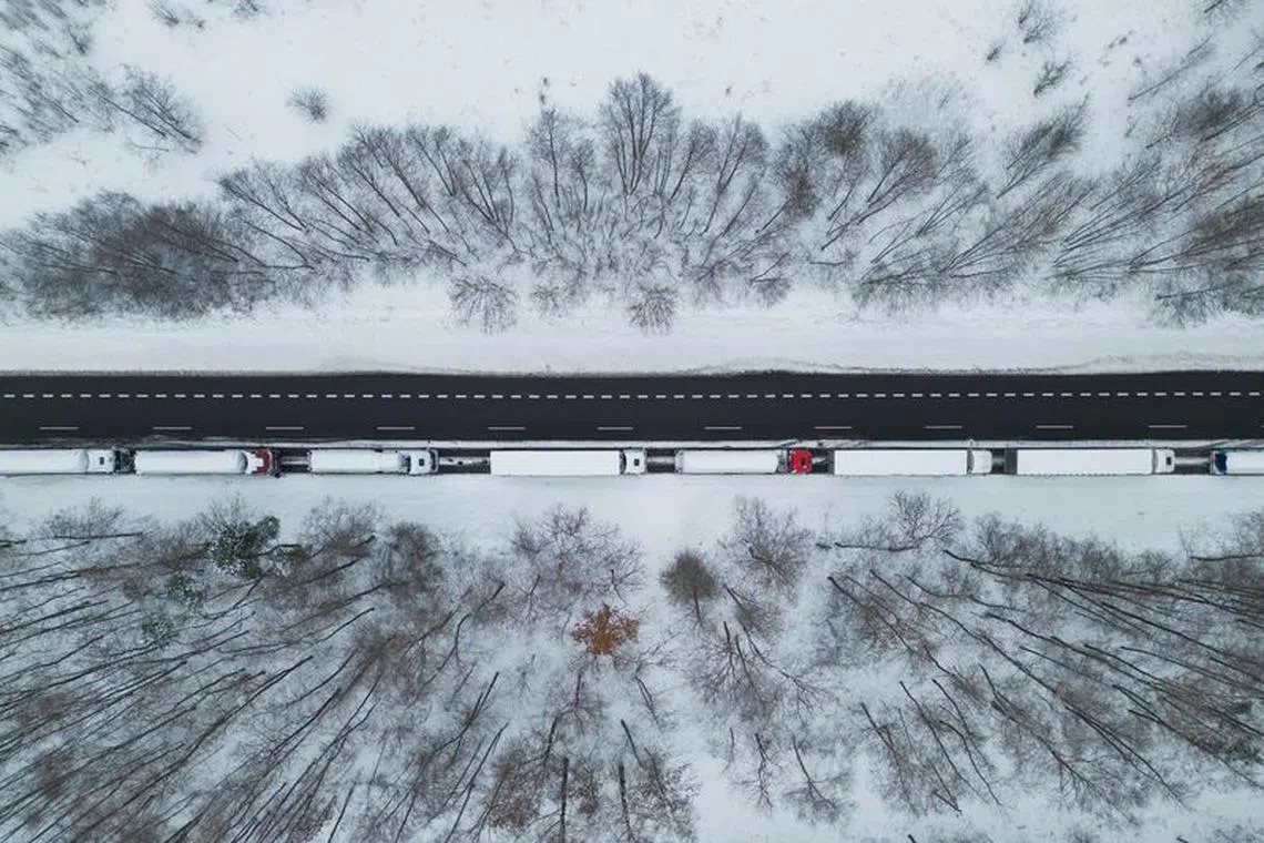 FILE PHOTO: Trucks line up in a long queue to cross the Polish-Ukrainian border at the Dorohusk-Jagodzin crossing, in Ludwinow, Poland, December 4, 2023. REUTERS/Kuba Stezycki/File Photo