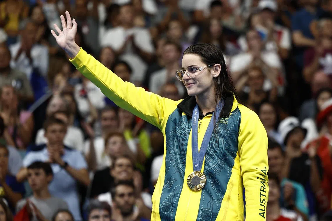 Paris 2024 Olympics - Swimming - Women's 200m Backstroke Victory Ceremony - Paris La Defense Arena, Nanterre, France - August 02, 2024. Gold medallist Kaylee McKeown of Australia celebrates on the podium after winning gold and setting a new Olympic record. REUTERS/Clodagh Kilcoyne