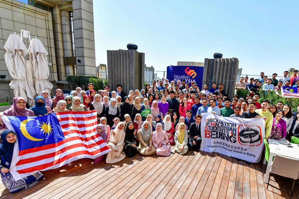 zustudents02 - Bernama pix - BEIJING, 29 April, 2023 -  A total of 150 students studying in Beijing on April 29, 2023, took part in a Hari Raya Puasa celebration involving the Association of Malaysian Students in Beijing (AMSIB).

BEIJING, 29 April -- Seramai 150 penuntut yang belajar di Beijing hari ini menganjurkan Majlis Jalinan Mesra Aidilfitri yang melibatkan terdiri daripada Persatuan Pelajar Malaysia di Beijing (AMSIB).

Majlis tersebut disokong oleh Pejabat Pelajaran Malaysia Beijing menampilkan pelbagai masakan menu Malaysia yang disediakan oleh air tangan pelajar sendiri secara gotong-royong dari pelbagai universiti; antaranya Beijing Jiaotong Technology University (BJTU), Beijing Language and Culture University (BLCU), Beijing Foreign Studies University (BFSU), University of International Business and Economic, Peking University dan Tsinghua University dan beberapa universiti di Beijing yang lain.

Selain hidangan pelbagai juadah raya, turut ditampilkan, persembahan pelajar termasuk tarian, silat, serta nyanyian lagu-lagu Aidilfitri mengangkat kemeriahan budaya Malaysia di bumi China.

--fotoBERNAMA (2023) HAK CIPTA TERPELIHARA