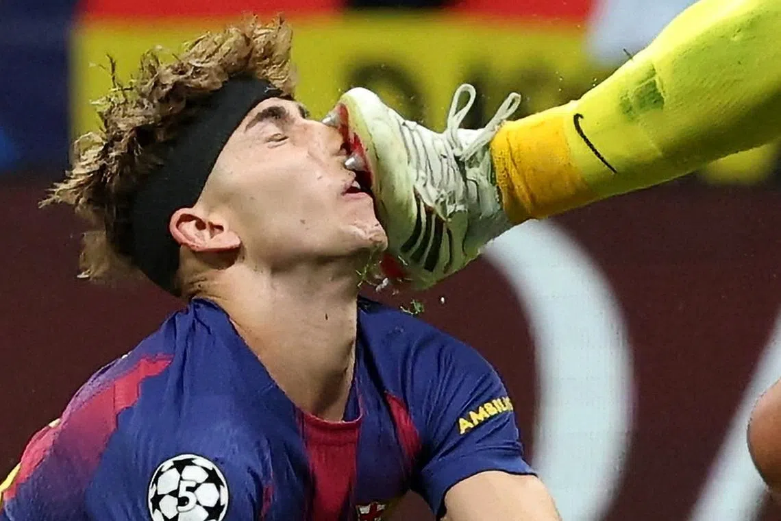 Soccer Football - UEFA Champions League - Quarter Final - Second Leg - Atletico Madrid v FC Barcelona - Riyadh Air Metropolitano, Madrid, Spain - April 14, 2026 FC Barcelona's Fermin Lopez collides with Atletico Madrid's Juan Musso after missing a chance to score REUTERS/Gonzalo Fuentes TPX IMAGES OF THE DAY