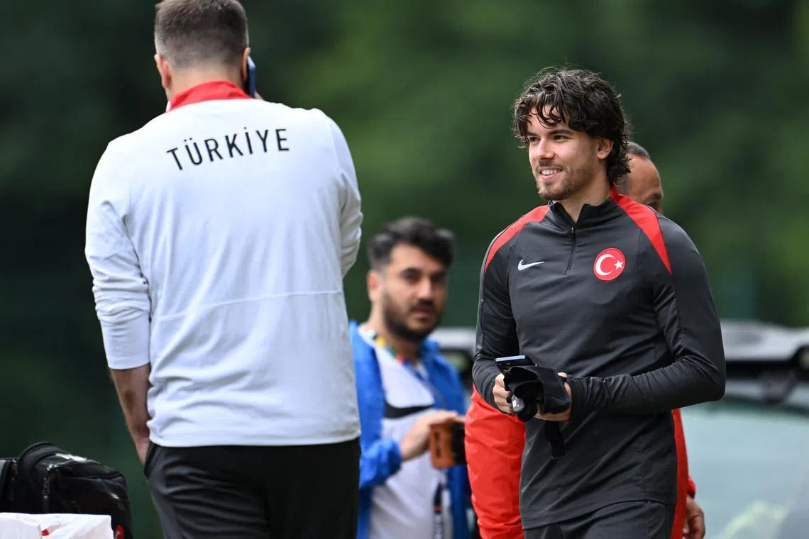 Soccer Football - Euro 2024 - Turkey Training - Barsinghausen, Germany - July 5, 2024 Turkey's Ferdi Kadioglu with teammates during training REUTERS/Teresa. Kroeger