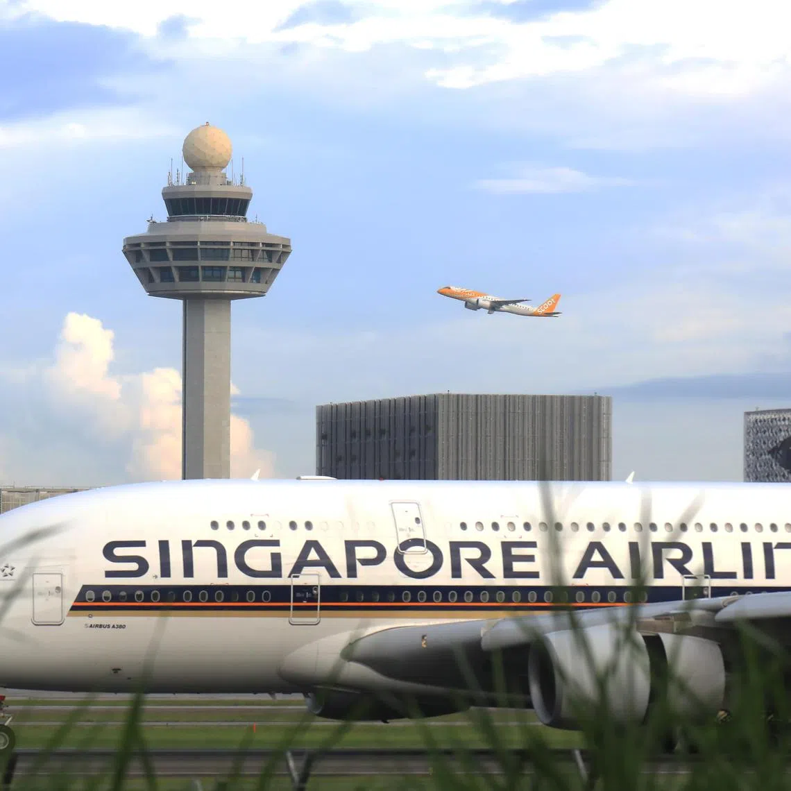 Generic photo of Changi Airport control tower and Singapore Airline (SIA) passenger plane. taken on 14 Nov 2024.
Caption: 新航 ，酷航，旅客，机场，旅客量，入境旅客，旅游，樟宜机场，樟宜机场控制塔,A380, SQ, SIA, Scoot Airlines ICA, Tourist, Immigration, Changi Airport Control Tower