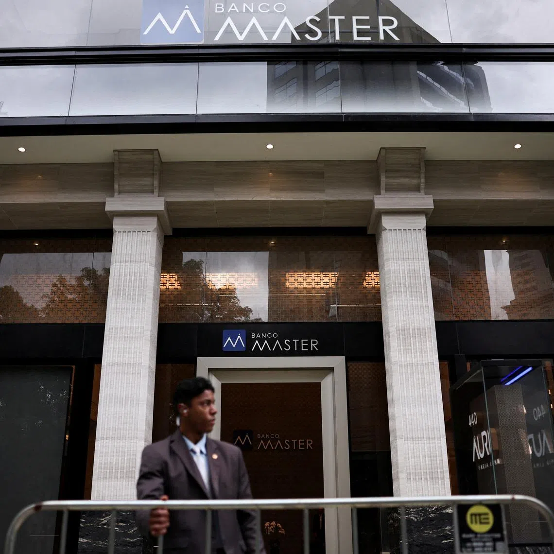 FILE PHOTO: A security guard stands outside Bank Master (Banco Master), following the arrest of the controlling shareholder of lender Banco Master, businessman Daniel Vorcaro, in Sao Paulo, Brazil, November 18, 2025. REUTERS/ Amanda Perobelli/File Photo