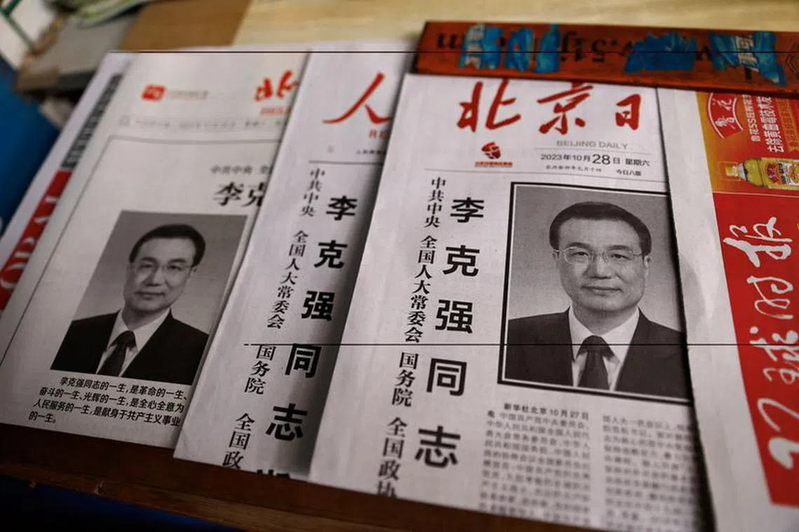 FILE PHOTO: Newspapers with the obituary of late former Chinese Premier Li Keqiang on the front page are displayed, at a newsstand in Beijing, China October 28, 2023. REUTERS/Tingshu Wang/File Photo