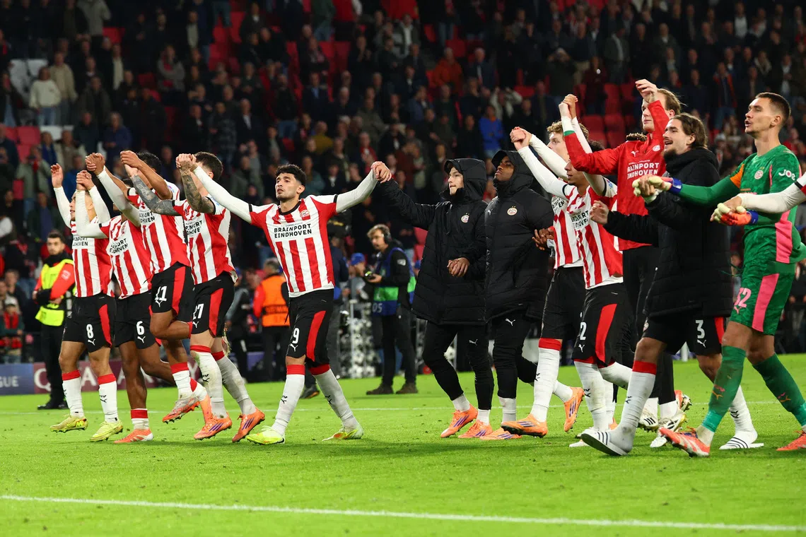 Soccer Football - UEFA Champions League - PSV Eindhoven v Napoli - Philips Stadion, Eindhoven, Netherlands - October 21, 2025 PSV Eindhoven players celebrate after the match REUTERS/Piroschka Van De Wouw