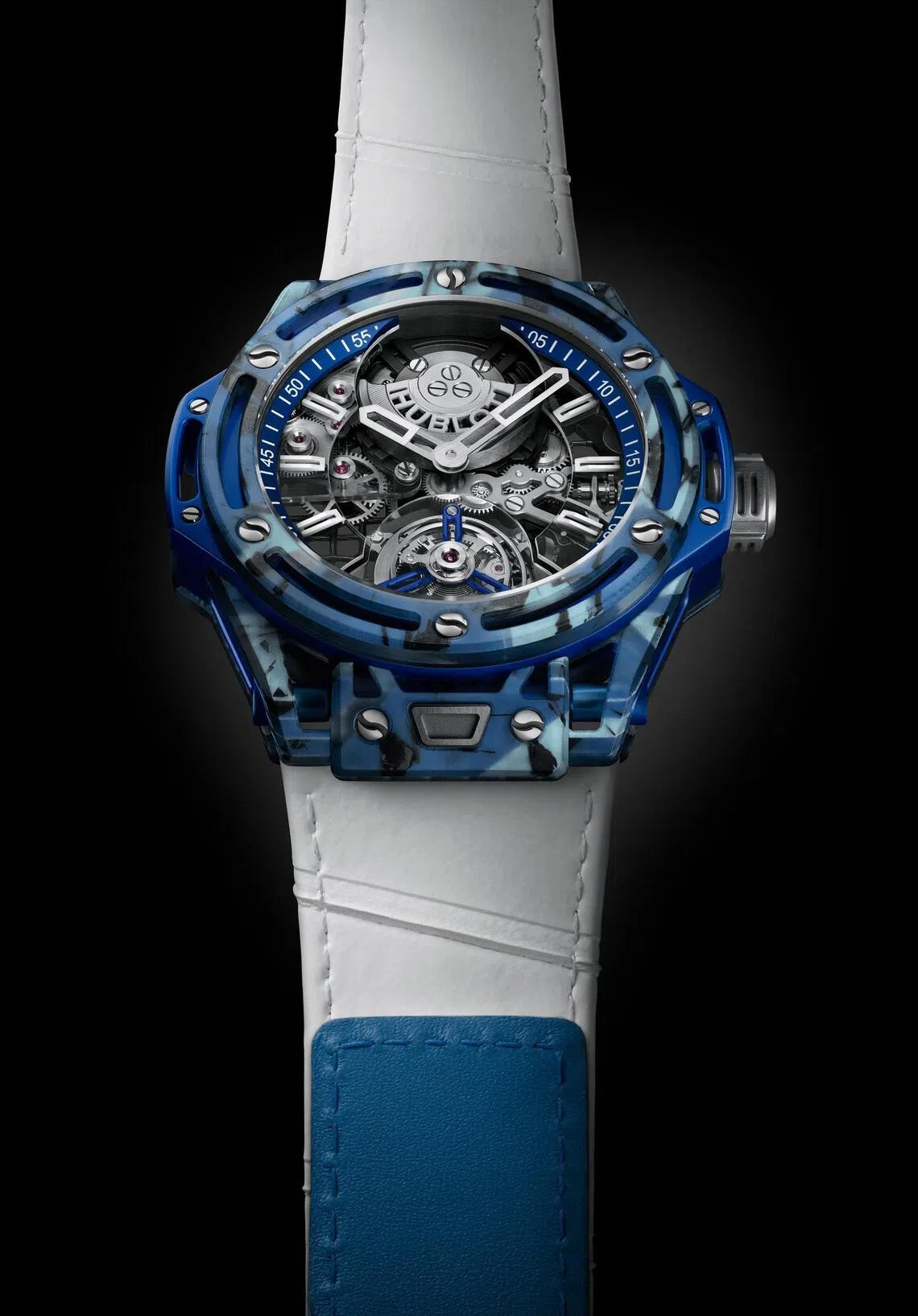 O Hublot Big Bang Tourbillon Novak Djokovic GOAT Edition está disponível em três cores, com a versão azul combinando com as quadras duras do tênis. 