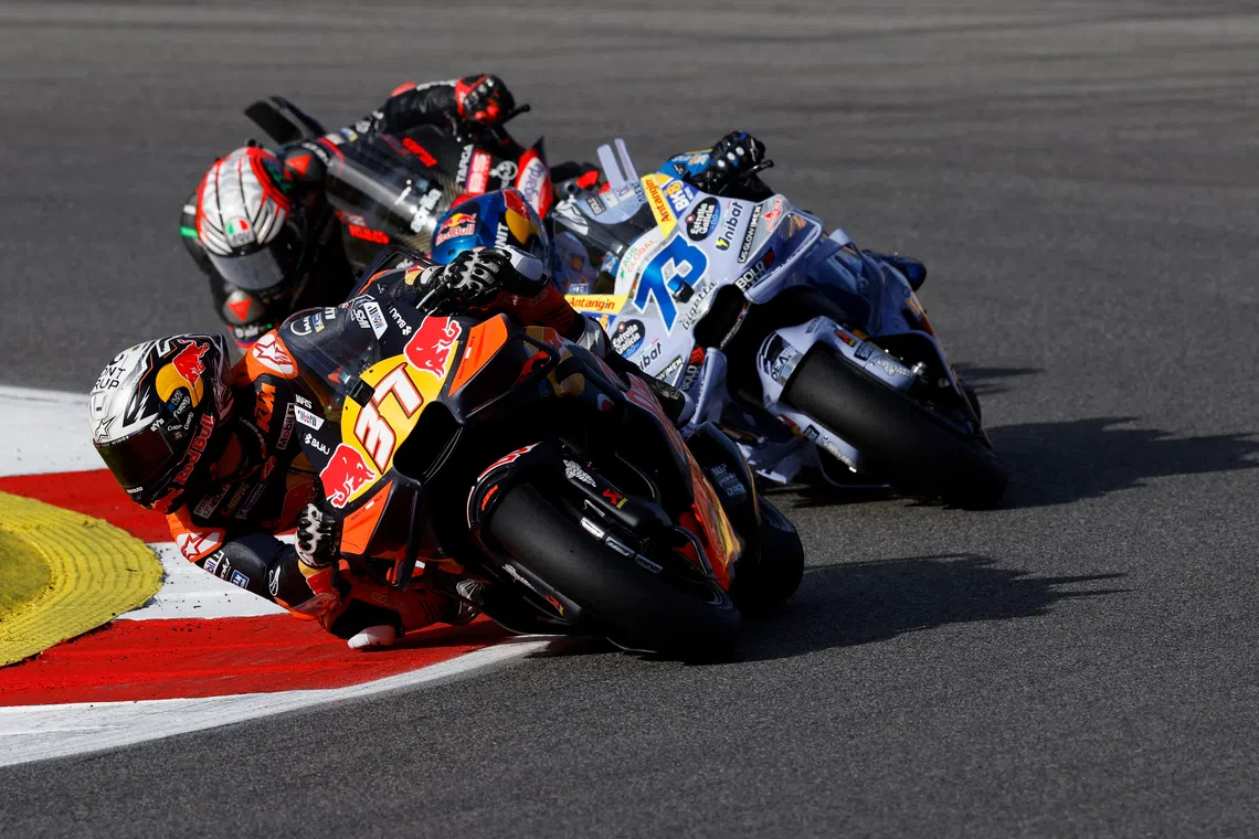 MotoGP - Portuguese Grand Prix - Algarve International Circuit, Portimao, Portugal - November 8, 2025 Red Bull KTM Factory Racing's Pedro Acosta and BK8 Gresini Racing MotoGP's Alex Marquez in action during the sprint race REUTERS/Marcelo Del Pozo