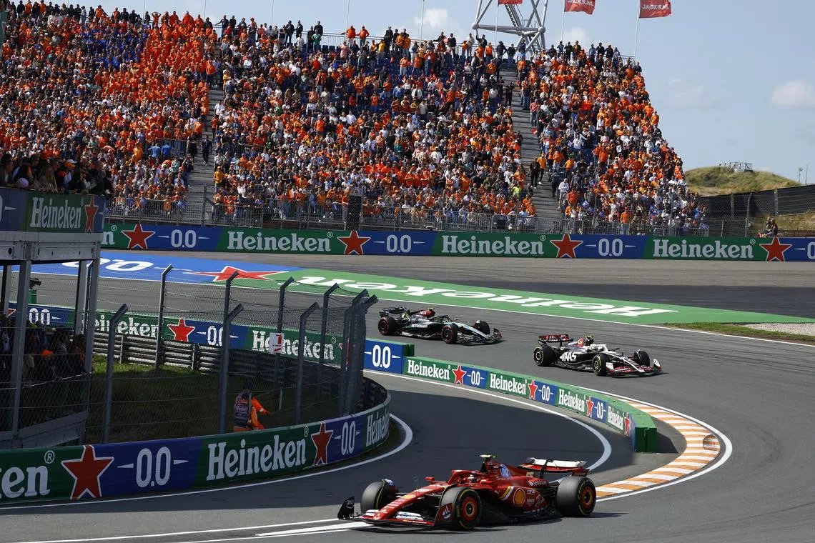 Formula One F1 - Dutch Grand Prix - Circuit Zandvoort, Zandvoort, Netherlands - August 25, 2024 Ferrari's Carlos Sainz Jr., Mercedes' Lewis Hamilton and Haas' Nico Hulkenberg in action during the race REUTERS/Piroschka Van De Wouw