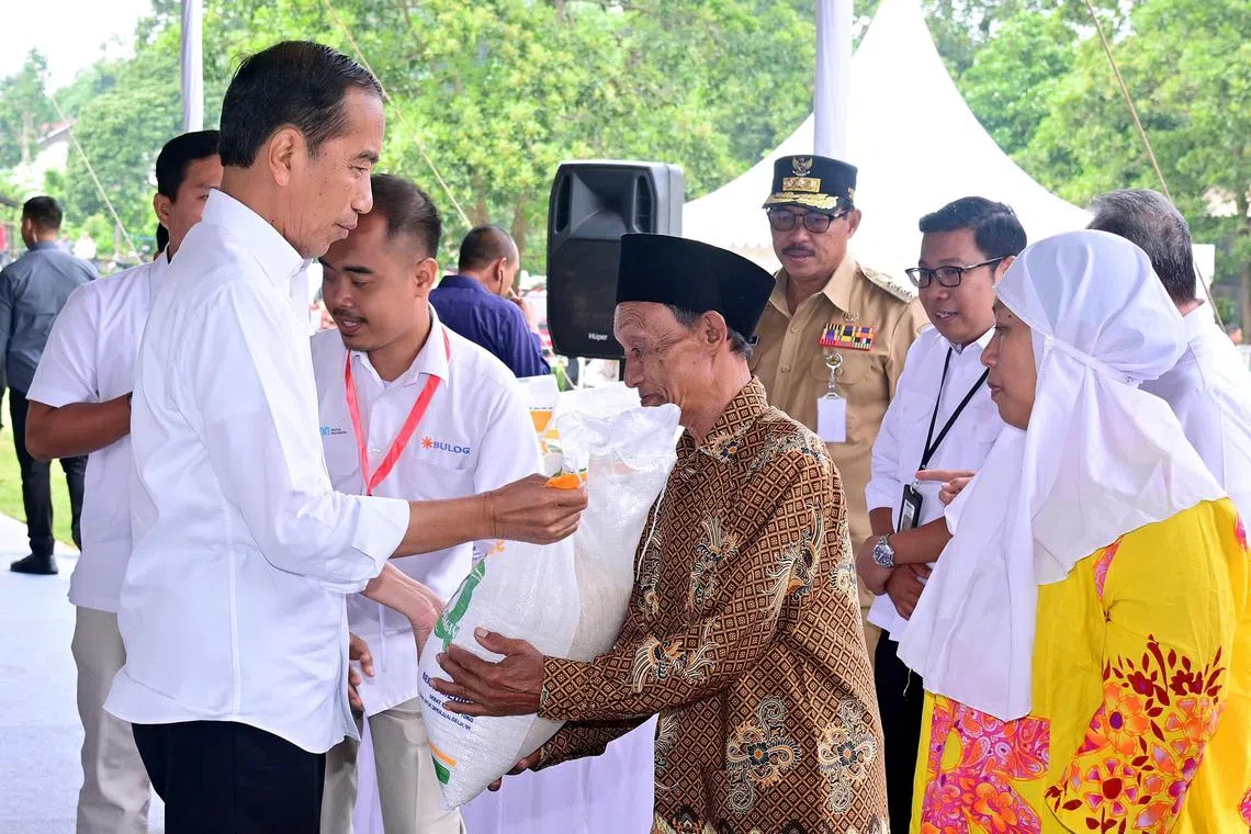 aaneutral - President Joko Widodo visits Salatiga, Central Java on Jan 22 to make sure the government's rice aid reaches the people. 


Photo: Muchlis Jr - Indonesian Presidential Secretariat