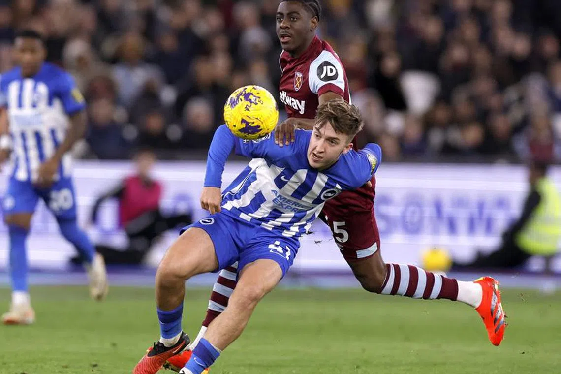 Soccer Football - Premier League - West Ham United v Brighton & Hove Albion - London Stadium, London, Britain - January 2, 2024 Brighton & Hove Albion's Jack Hinshelwood in action with West Ham United's Divin Mubama Action Images via Reuters/Andrew Couldridge