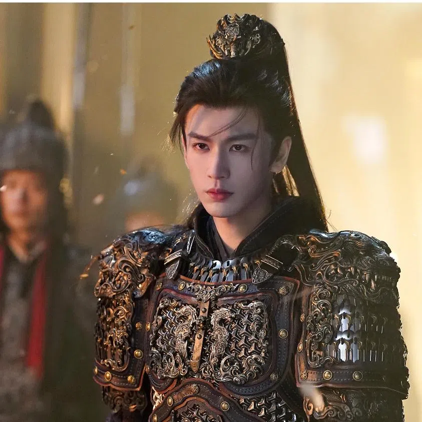 Some netizens called actor Zhang Linghe a “foundation general”, scoffing that he would need to wake up at 4am to put on make-up for a 6am battle. 