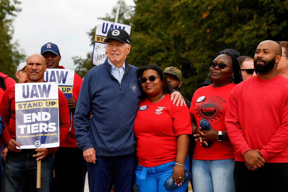 FILE PHOTO: U.S. President Joe Biden joins striking members of the United Auto Workers (UAW) on the picket line outside the GM's Willow Run Distribution Center, in Belleville, Wayne County, Michigan, U.S., September 26, 2023. REUTERS/Evelyn Hockstein/File Photo