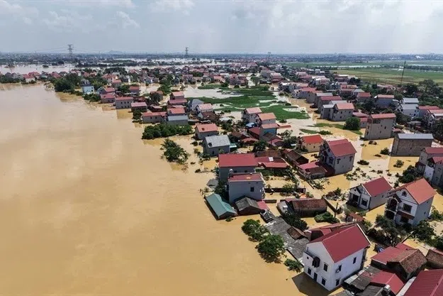 Floodwaters from the Cau and Ca Lo rivers in Vietnam have overtopped the surface of the embankment along a 7.5km stretch.