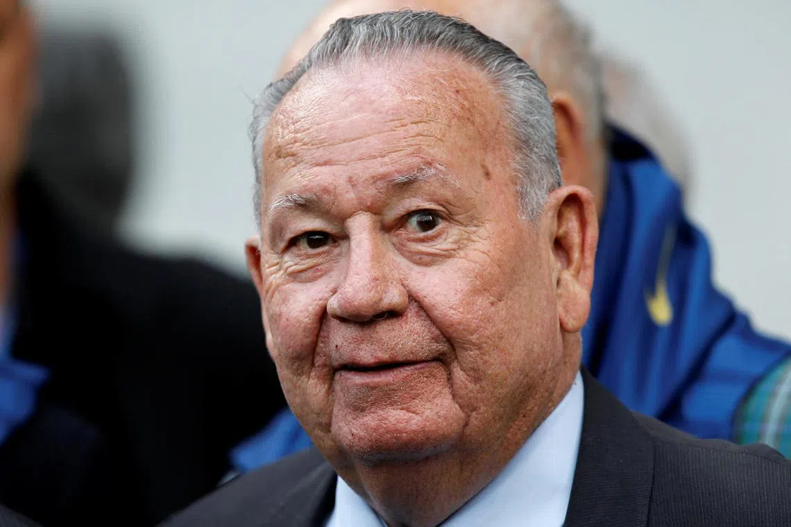 FILE PHOTO: Former France's national team player Just Fontaine attends a Euro 2012 friendly soccer match in Reims May 31, 2012.   REUTERS/Charles Platiau  (FRANCE - Tags: SPORT SOCCER HEADSHOT)/File Photo