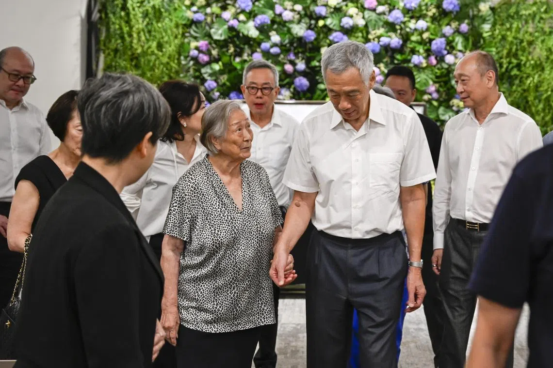 PM Lee Hsien Loong at the wake of late tycoon Wee Cho Yaw. With PM Lee is Mr Wee's wife, Madam Chuang Yong Eng.