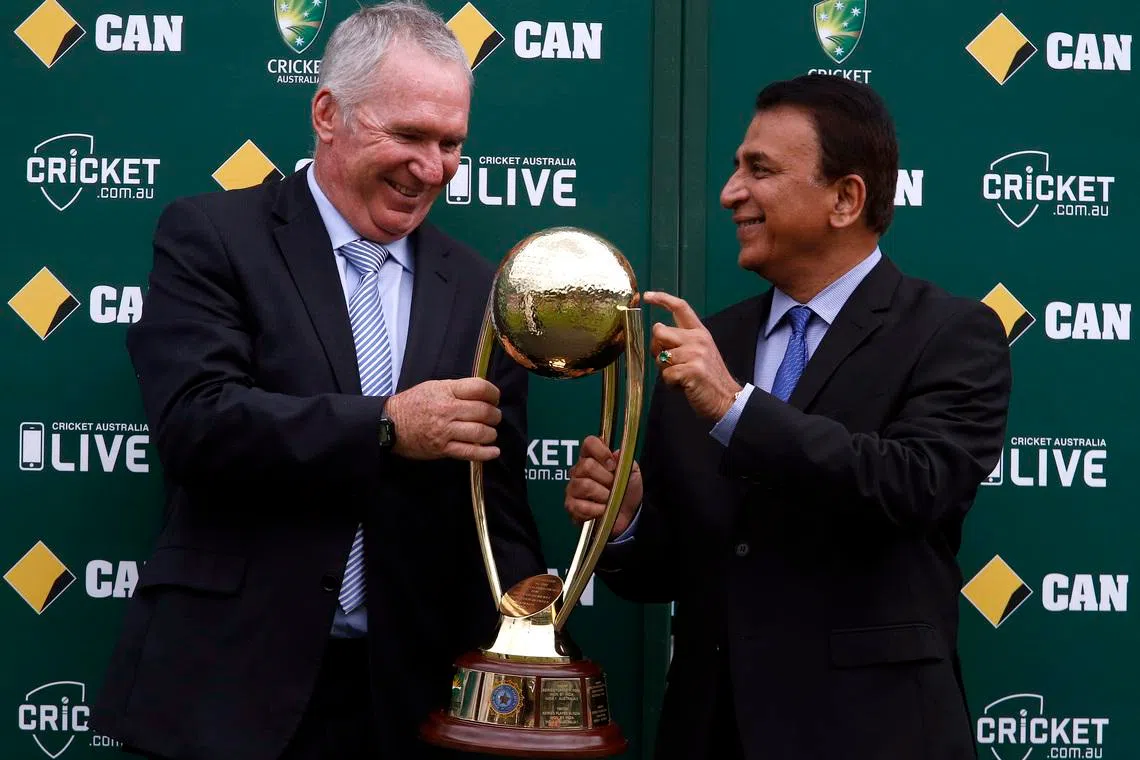 The Border-Gavaskar trophy is held by former Indian player Sunil Gavaskar (R) and former Australian player Allan Border during the presentation ceremony after Australia won the four-test series against India 2-0 at the Sydney Cricket Ground (SCG) January 10, 2015. REUTERS/David Gray/File Photo