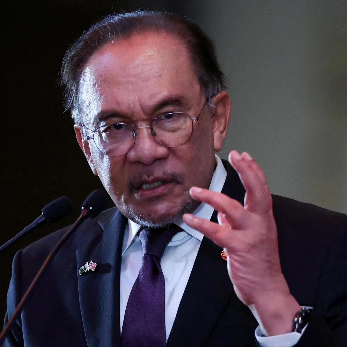 FILE PHOTO: Malaysia's Prime Minister Anwar Ibrahim speaks as he attends a business and investment conference, during Pakistan Prime Minister Shehbaz Sharif's official visit, in Kuala Lumpur, Malaysia, October 6, 2025. REUTERS/Hasnoor Hussain/Pool/File Photo
