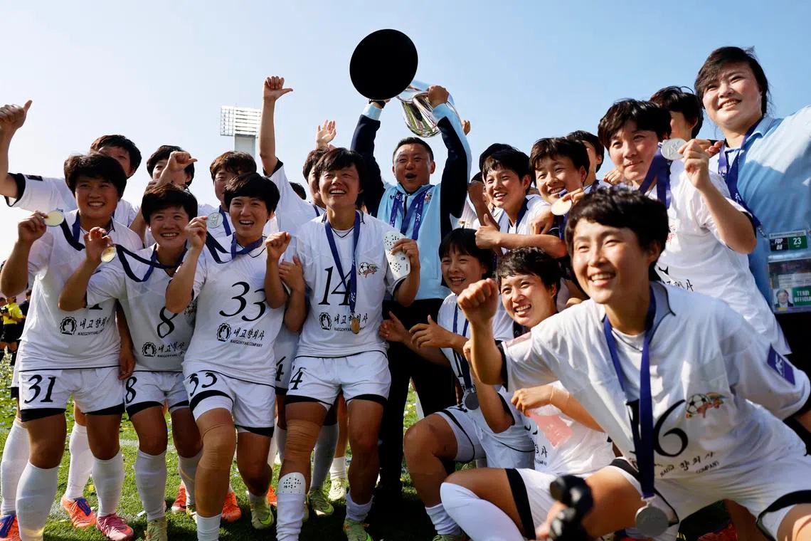 Soccer Football - Asian Women's Champions League - Final - Tokyo Verdy 1969 v Naegohyang FC - Suwon Sports Complex, Suwon, South Korea - May 23, 2026 Naegohyang FC players celebrate with the trophy after winning the Asian Women's Champions League final with coach Ri Yu-il REUTERS/Kim Soo-Hyeon