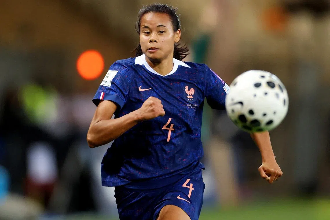 FILE PHOTO: Soccer Football - Women's World Cup - UEFA Qualifiers - Group A2 - France v Republic of Ireland - Stade des Alpes, Grenoble, France - June 9, 2026 France's Alice Sombath in action REUTERS/Denis Balibouse/File Photo