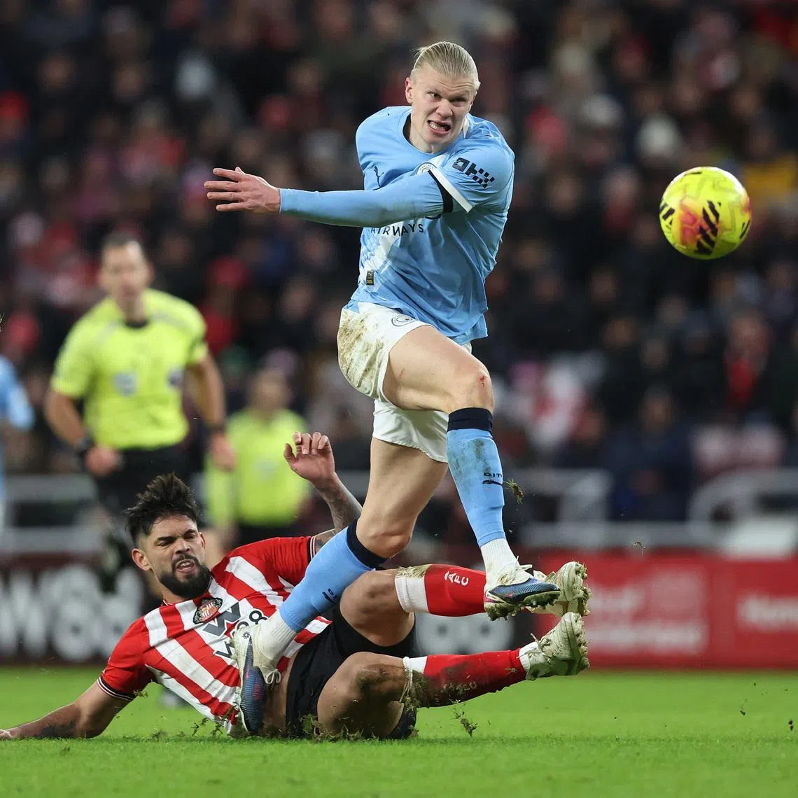 Soccer Football - Premier League - Sunderland v Manchester City - Stadium of Light, Sunderland, Britain - January 1, 2026 Sunderland's Omar Alderete in action with Manchester City's Erling Haaland. REUTERS/Scott Heppell
