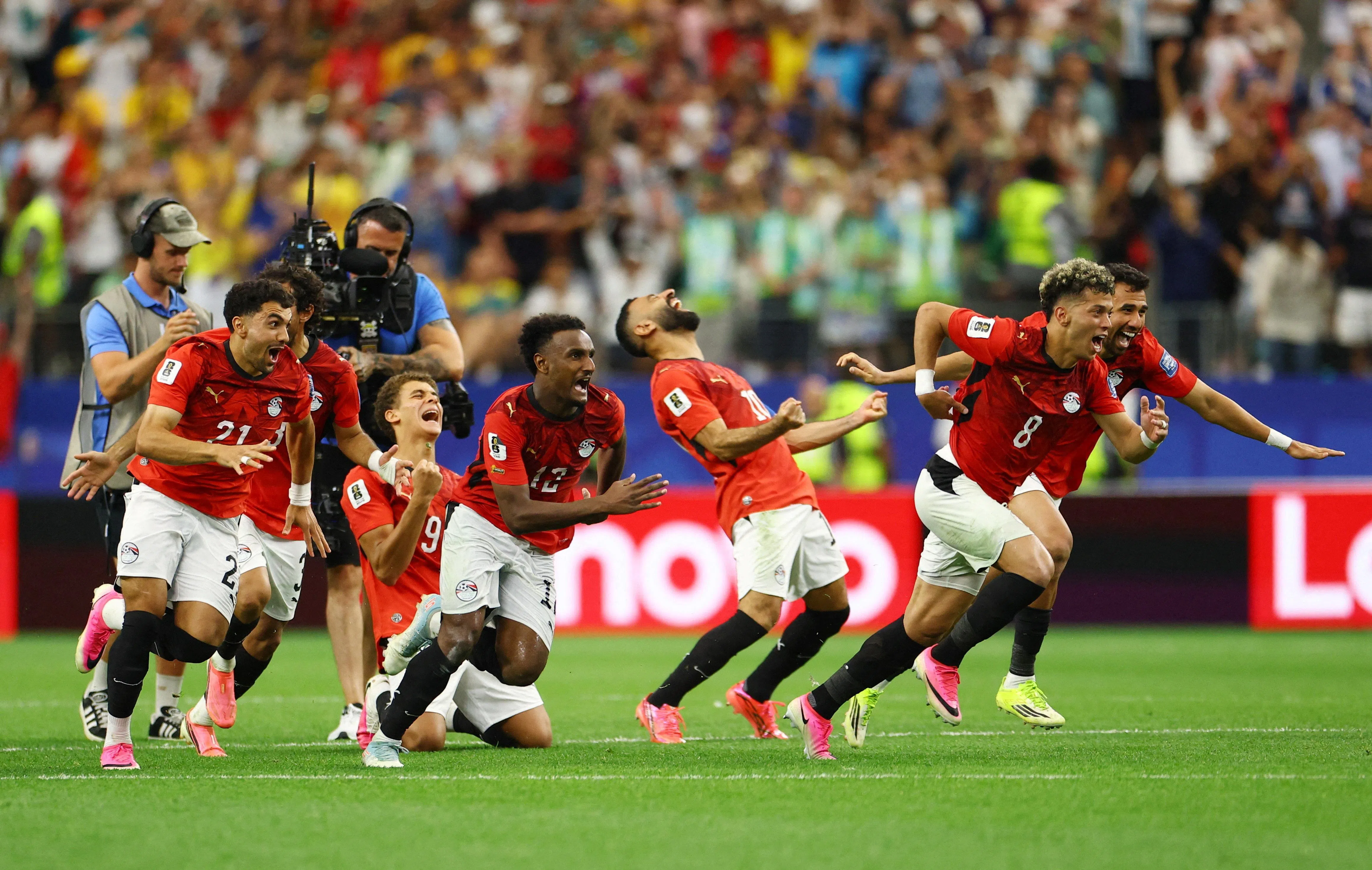 Soccer Football - FIFA World Cup 2026 - Round of 32 - Australia v Egypt - Dallas Stadium, Arlington, Texas, U.S. - July 3, 2026
Egypt players celebrate after Hossam Abdelmaguid scores the penalty past Australia's Mathew Ryan to win the shoot-out as Egypt qualify for the Round of 16 stage of the World Cup REUTERS/Hannah Mckay     TPX IMAGES OF THE DAY