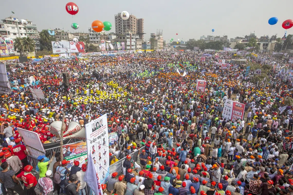 epa10358835 Supporters of the opposition Bangladesh Nationalist Party (BNP) attend a mass rally at the Glopbagh field in Dhaka, Bangladesh, 10 December 2022. The BNP said thousands gathered in a mass rally agains the government and demanding new elections.  EPA-EFE/MONIRUL ALAM