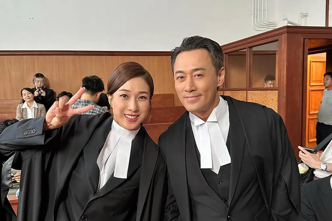 Linda Chung and Raymond Lam played two lawyers debating over the merits of the phone in a courtroom.