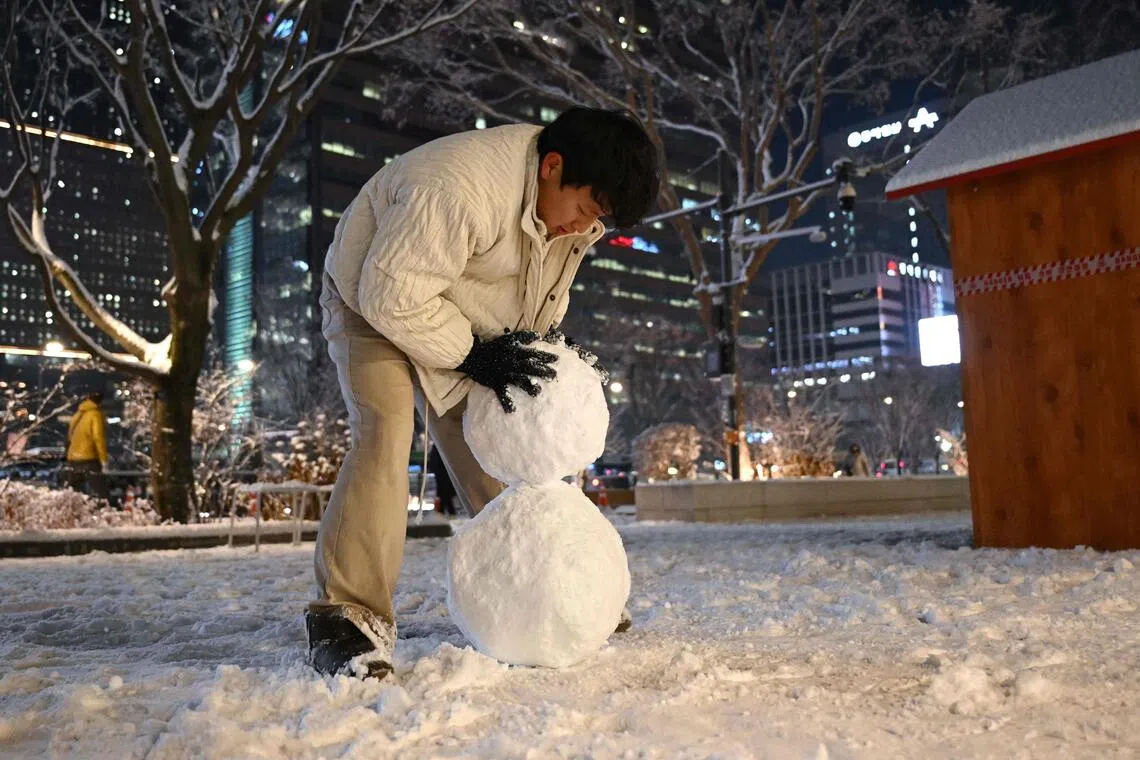 Der erste Schneefall der Saison sorgt in Seoul für Verkehrschaos.