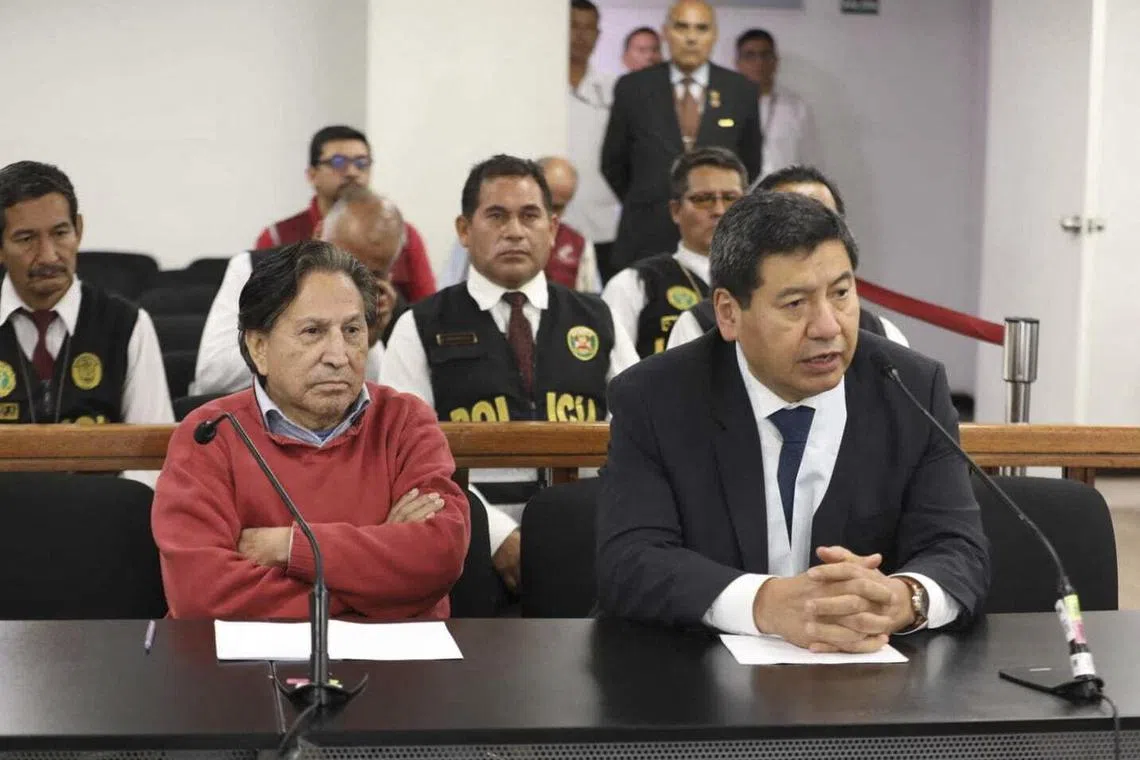 A handout picture released by the Peruvian Judiciary shows former Peruvian president (2001–2006) Alejandro Toledo (L) during an identity control hearing prior to being transferred to a prison in Lima on April 23, 2023. - Peruvian ex-president Alejandro Toledo arrived back in his homeland on Sunday following his extradition from the United States to face charges of money laundering and corruption during his mandate. (Photo by Paco MEDINA / Peruvian Judiciary / AFP) / RESTRICTED TO EDITORIAL USE - MANDATORY CREDIT "AFP PHOTO / PERUVIAN JUDICIARY / Paco MEDINA" - NO MARKETING - NO ADVERTISING CAMPAIGNS - DISTRIBUTED AS A SERVICE TO CLIENTS