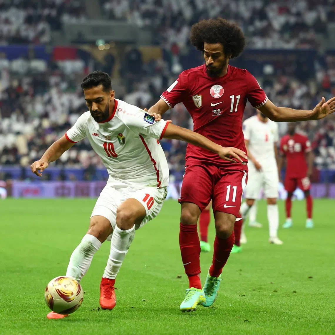 Soccer Football - AFC Asian Cup - Final - Jordan v Qatar - Lusail Stadium, Lusail, Qatar - February 10, 2024 Jordan's Mousa Al-Tamari in action with Qatar's Akram Afif REUTERS/Molly Darlington