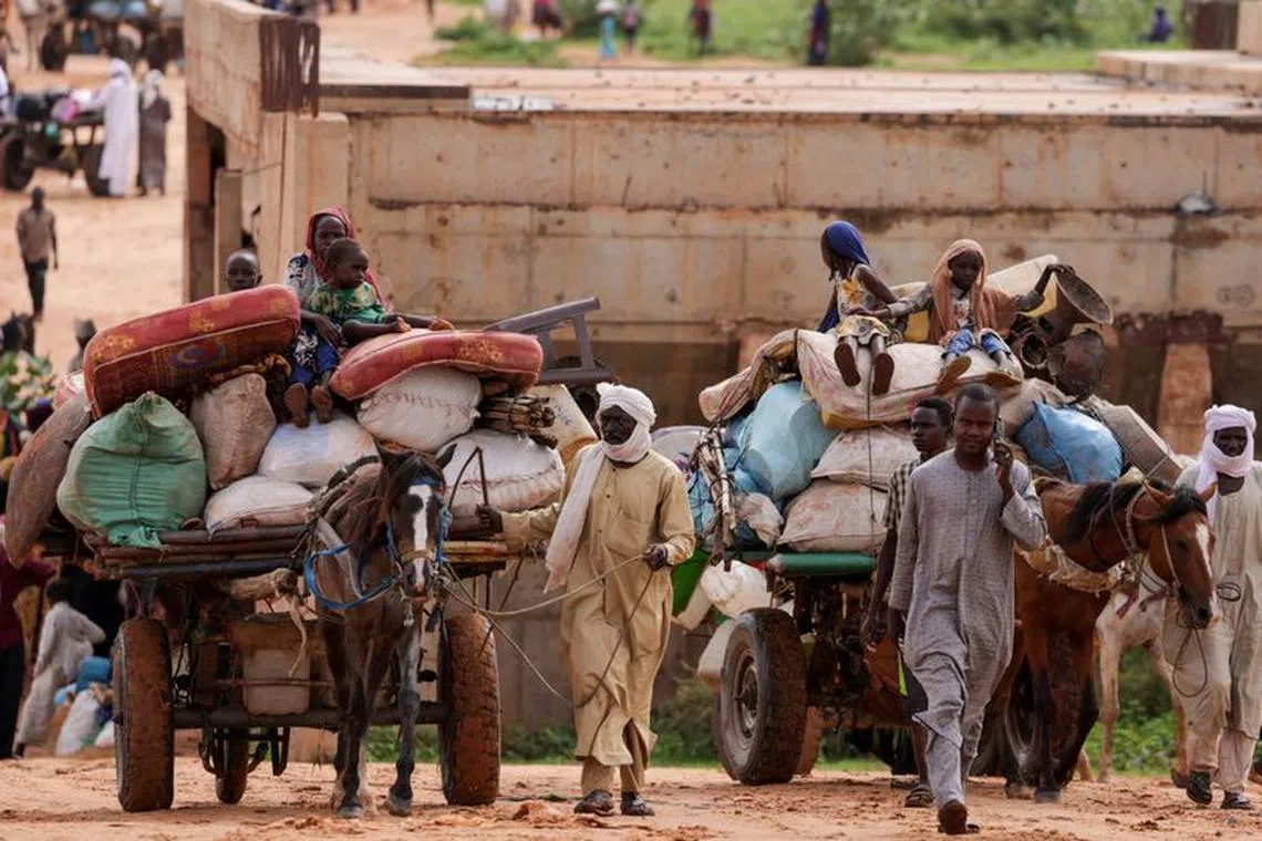 FILE PHOTO: Chadian cart owners transport belongings of Sudanese people who fled the conflict in Sudan's Darfur region, while crossing the border between Sudan and Chad in Adre, Chad August 4, 2023. REUTERS/Zohra Bensemra/File Photo