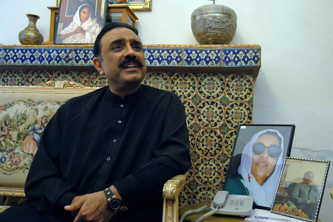 Asif Ali Zardari, the husband of slain Pakistani former premier Benazir Bhutto talks to media representatives in Naudero on December 31, 2007.