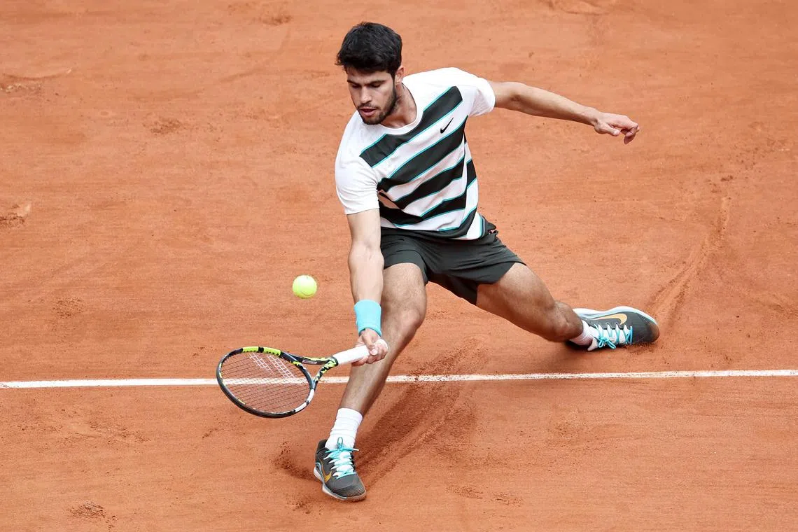 EPA12136720 Carlos Alcaraz, da Espanha, joga um forehand durante a partida da 1ª rodada de sua rodada contra Giulio Zeppieri, da Itália, no torneio de tênis do Grand Slam do Grand Slam em Roland Garros, em Paris, 26 de maio de 2025.