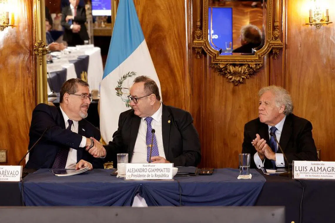 Guatemala President-elect Bernardo Arevalo, Guatemala President Alejandro Giammattei and the Secretary General of the Organization of American States (OAS) Luis Almagro, attend a meeting as part of the presidential transition, in Guatemala City, Guatemala September 4, 2023. Guatemala Presidency/Handout via REUTERS
