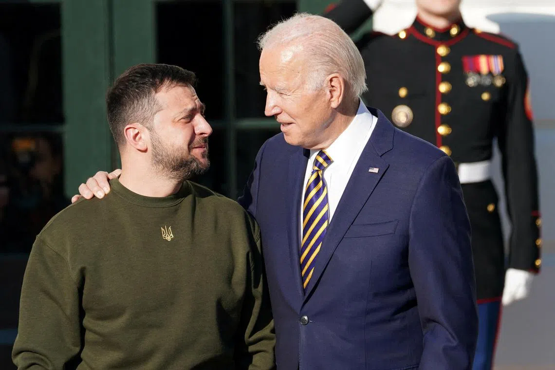 Ukrainian President Volodymyr Zelensky (left) wants to present a "victory plan" to US President Joe Biden and his two potential successors in late September. 