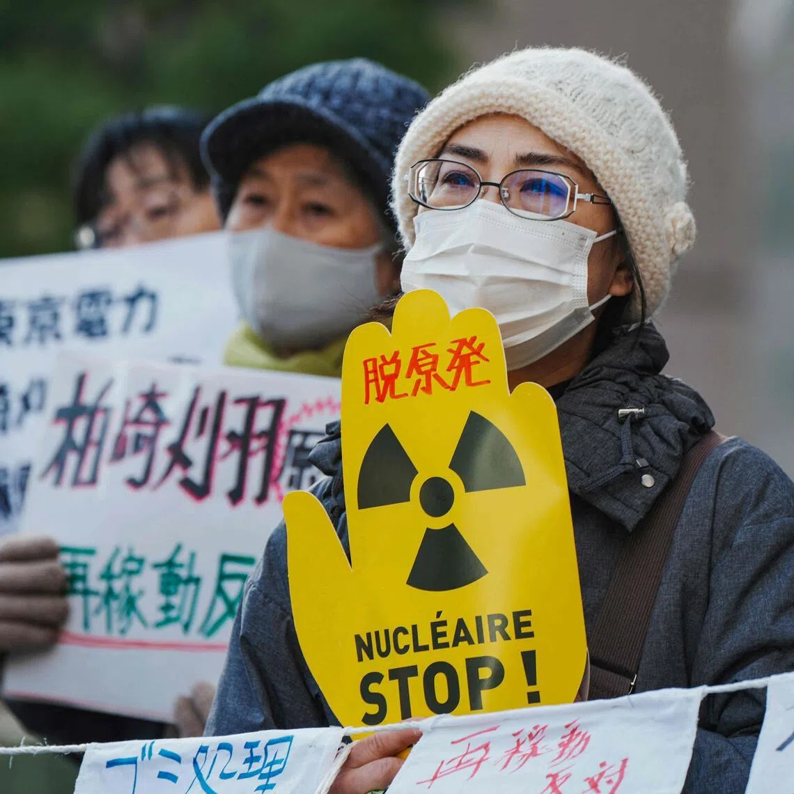 Protesters gather in front of TEPCO’s headquarters to oppose the restart of the Kashiwazaki-Kariwa nuclear power plant.
