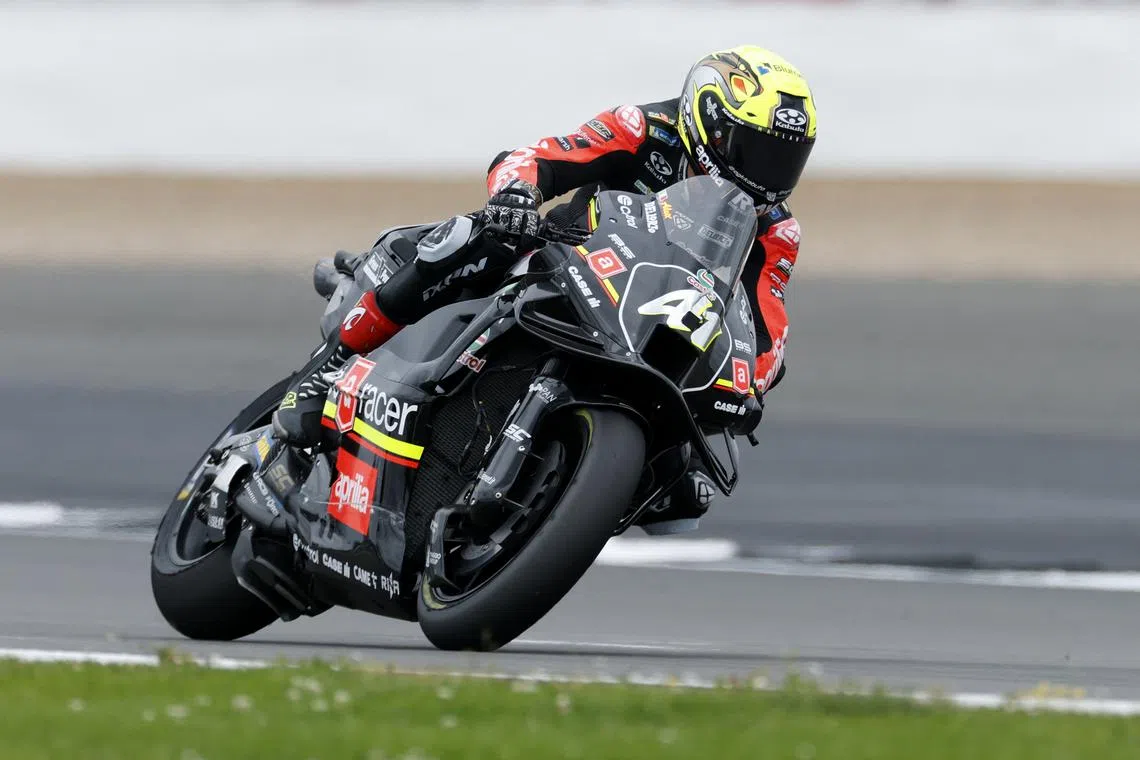 FILE PHOTO: MotoGP - British Grand Prix - Silverstone Circuit, Silverstone, Britain - August 4, 2024 Aprilia Racing's Aleix Espargaro in action during the race REUTERS/John Sibley/File Photo
