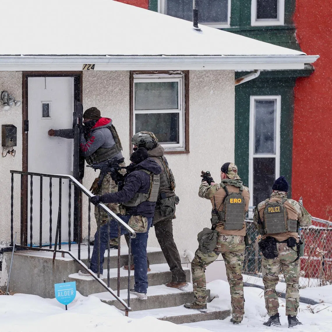 FILE PHOTO: ICE agents and other law enforcement officers conduct an immigration raid at a home in St. Paul, Minnesota, U.S., days after an ICE agent fatally shot Renee Nicole Good, January 18, 2026. REUTERS/Leah Millis/File Photo