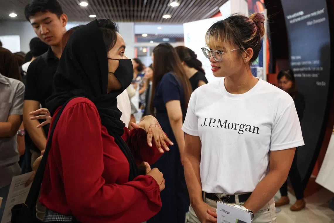 CMG20230424-LeeJW01/李健玮/刘钰铃/The "Growing Timber" Series: "More Pathways for Young Talent in the Financial Sector" [Ngee Ann Polytechnic’s Music Box @ Seventy3]

Ms Vennica Li, 26, took an apprenticeship at bank J.P. Morgan in 2019, after graduating from Republic Polytechnic. The Monetary Authority of Singapore launched on Monday a three-year $8 million grant to defray the costs of providing internships, apprenticeships and study sponsorships for polytechnic graduates and students, to expand the finance talent pool.