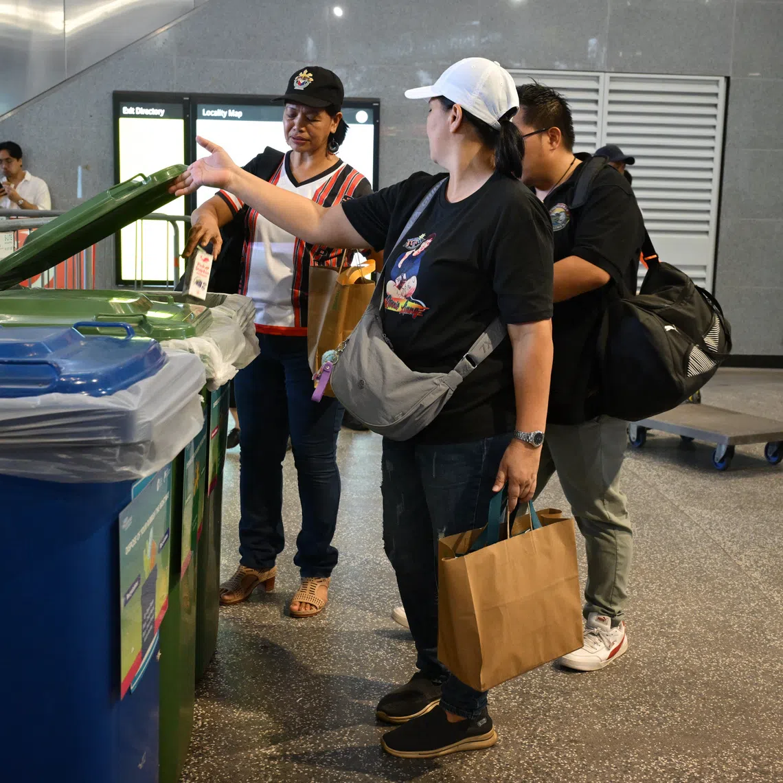 Participants at ASEAN U.N.I.T.E on Aug 23, discarding trash after the event.