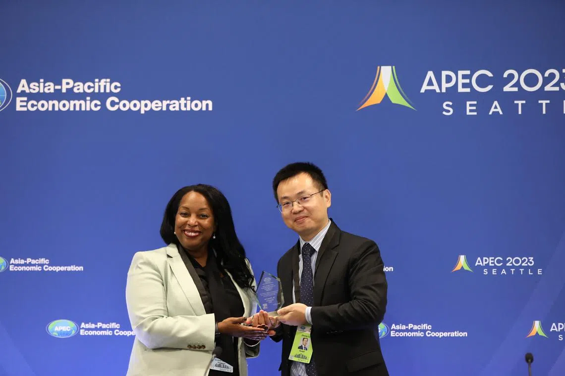 Professor Liu Zheng from NTU receiving the  2023 ASPIRE prize at the APEC award ceremony in the United States.