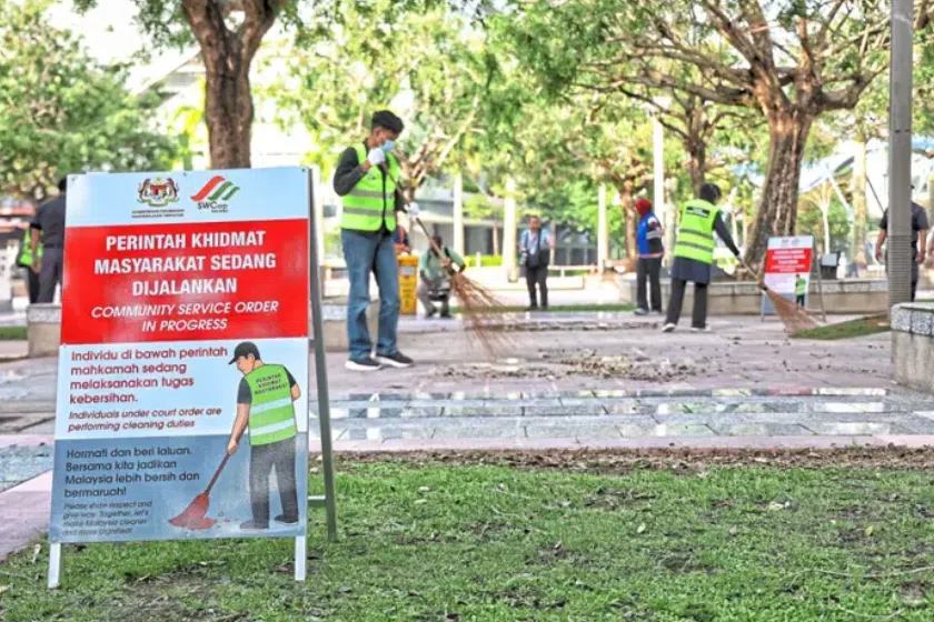 Some offenders guilty of littering in public places serving CSO sentences in Putrajaya.