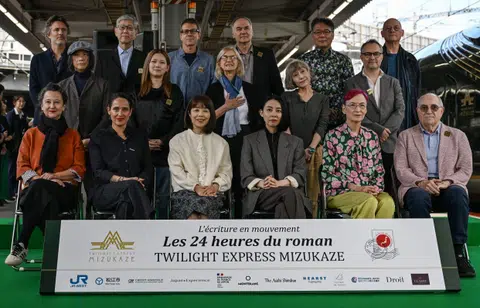 Sixteen writers are involved in the Writing in Motion project. (Front row, from left) French novelist Muriel Barbery, French writer Claire Berest, Japanese writer Machi Tawara, Japanese writer Mariko Asabuki, Japanese author Anna Ogino, French writer Paul Fournel (middle row, from left) Japanese writer Hitonari Tsuji, Japanese novelist Hitomi Kanehara, Writing in Motion association founder Anne Forrest-Wilson, Japanese author Kaori Ekuni, French poet Frederic Forte (back row, from left) French writer Christophe Ono-dit-Biot, Japanese poet Hisaki Matsuura, Argentine writer Eduardo Berti, French writer Herve Le Tellier, Japanese author Toh EnJoe and French author Richard Collasse.