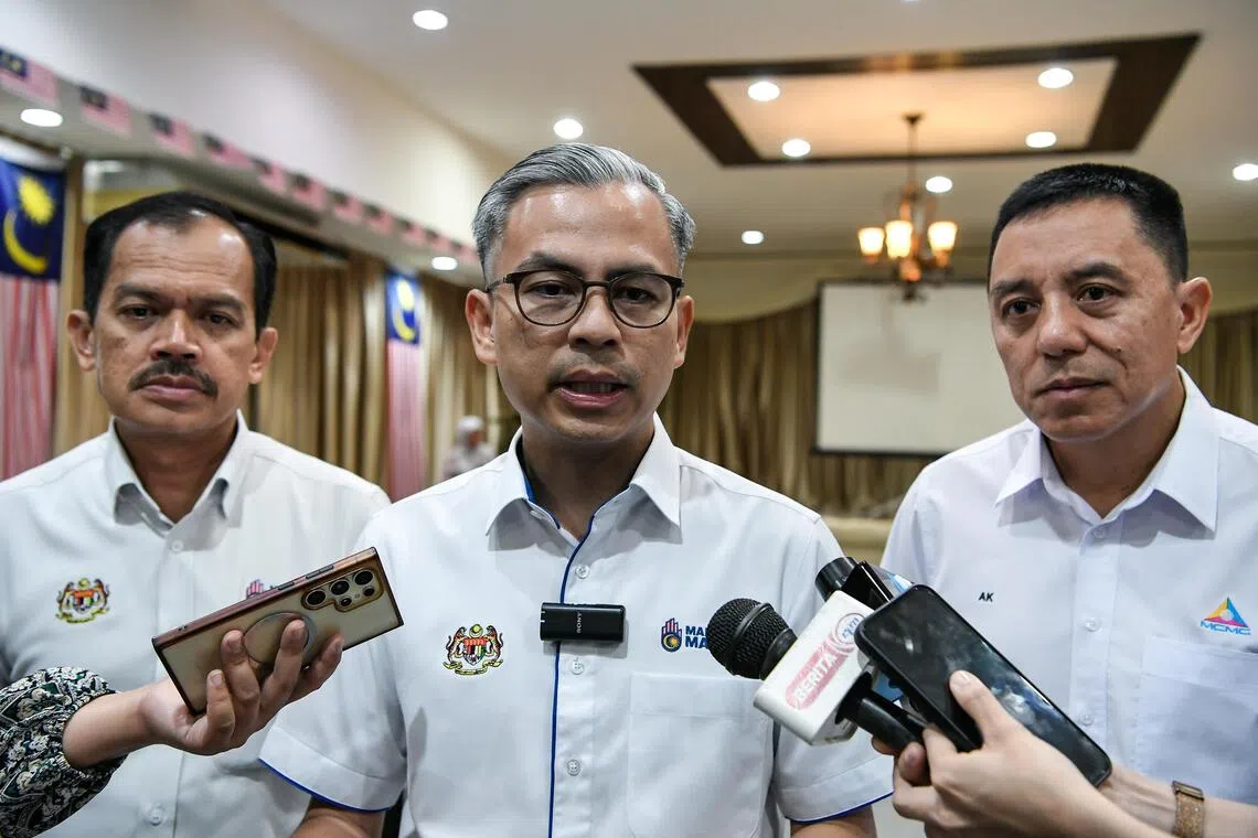 BUTTERWORTH, 14 Sept -- Menteri Komunikasi Datuk Fahmi Fadzil memberi penerangan ketika sidang media selepas meninjau Projek Fibre-to-the-Home (FTTH) di Rumah Keluarga Angkatan Tentera (RKAT) di sini hari ini.

Fahmi berkata FTTH di Rumah Keluarga Angkatan Tentera di seluruh negara dijadual siap sepenuhnya menjelang Mei 2027.

Beliau berkata buat masa ini, kerja-kerja pelaksanaan sedang giat dijalankan dengan memberi keutamaan kepada beberapa kem tentera utama termasuk Pengkalan Udara Butterworth dan Pengkalan Udara Serdang.

Turut bersama Ketua Setiausaha Kementerian Komunikasi Datuk Seri Mohamad Fauzi Md Isa dan Pengarah Urusan MCMC Abdul Karim Fakir Ali.

--fotoBERNAMA (2025) HAK CIPTA TERPELIHARA

