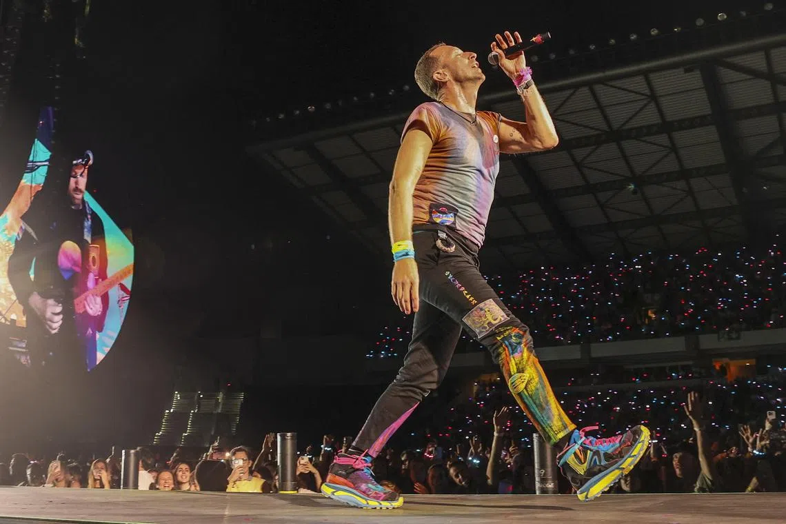 epa10635315 Chris Martin of British band Coldplay performs on stage during a concert of the 'Music of the Spheres' world tour, at Coimbra City Stadium, Coimbra, Portugal, 17 May 2023.  EPA-EFE/PAULO NOVAIS EDITORIAL USE ONLY / NO SALES / ONLY USE ONE TIME FOR 3 MONTHS