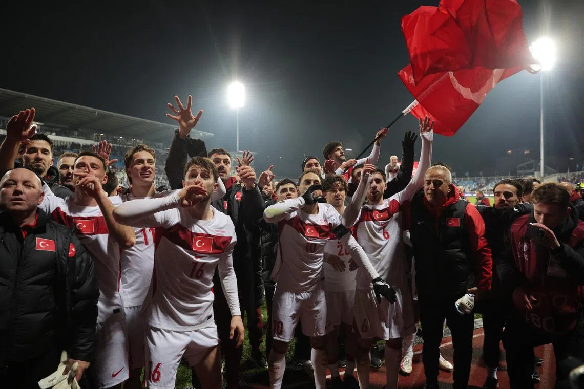 Soccer Football - FIFA World Cup - UEFA Qualifiers - Finals - Kosovo v Turkey - Fadil Vokrri Stadium, Pristina, Kosovo - March 31, 2026  Turkey's Hakan Calhanoglu and Ismail Yuksek celebrate with team after qualifying for the FIFA World Cup. REUTERS/Valdrin Xhemaj