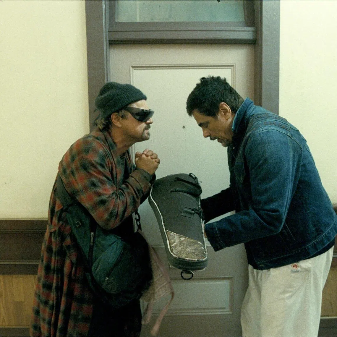 jomovie24a - From left: Leonardo DiCaprio and Benicio del Toro in the drama One Battle After Another.

given caption: There are big question marks over whether film studios still need Hollywood stars such as Leonardo DiCaprio (left) and Benecio Del Toro when they could be replaced by AI-generated replicas.

Source: WBEI 2025