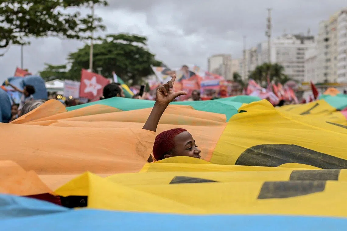 TOPSHOT - A supporter of Brazil's president Luiz Inacio Lula da Silva attends a political rally during a national mobilization called by the candidate at Copacabana beach, Rio de Janeiro, Brazil September 13, 2026. Brazil will hold presidential elections on October 4, 2026. (Photo by TERCIO TEIXEIRA / AFP)