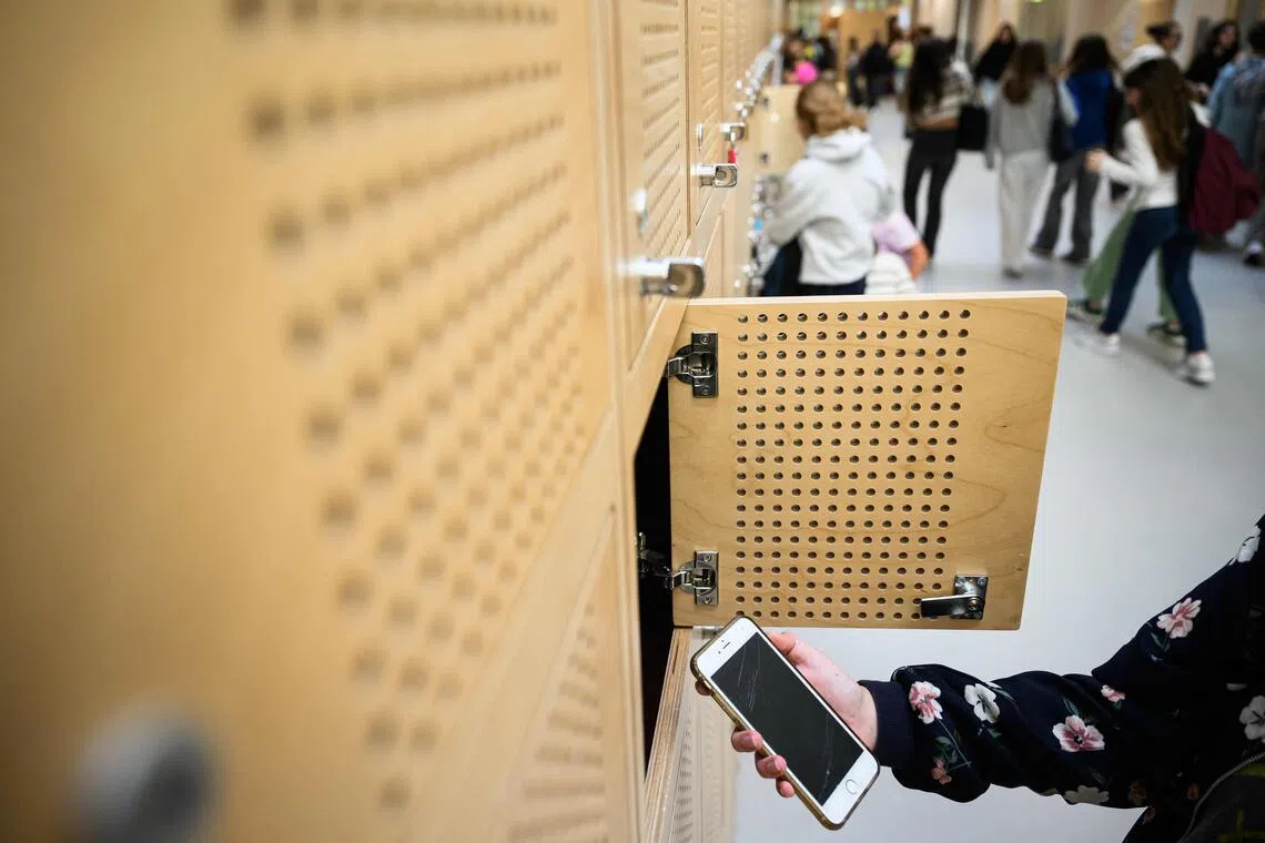 Chile bans non-emergency smartphone use by children while at school