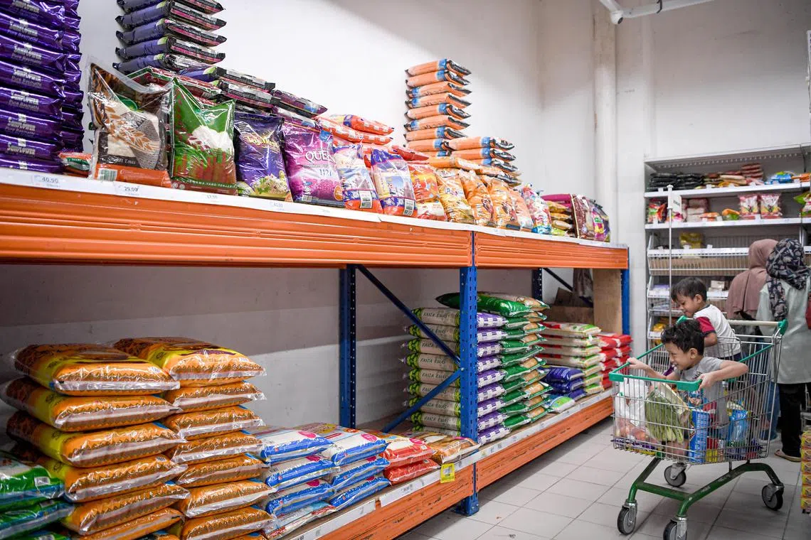 KUALA LUMPUR, 11 Julai -- Kementerian Perdagangan Dalam Negeri dan Kos Sara Hidup (KPDN) akan mengambil tindakan tegas terhadap pihak yang didapati menukar bungkusan atau label beras tempatan serta menjualnya di pasaran pada harga beras import untuk meraih keuntungan berlipat kali ganda.

Menteri Perdagangan Dalam Negeri dan Kos Sara Hidup Datuk Seri Salahuddin Ayub berkata tindakan undang-undang akan diambil ke atas mana-mana pihak yang didapati membuat perihal dagangan palsu mengenai kandungan, jenis atau nama di bawah Seksyen 5 Akta Perihal Dagangan 2011.

--fotoBERNAMA (2023) HAK CIPTA TERPELIHARA

KUALA LUMPUR, July 11 -- The Ministry of Domestic Trade and Cost of Living (KPDN) will take stern action against irresponsible parties, who switch the package or label of local rice and sell it in the market as imported rice to reap a huge profit.

Its Minister, Datuk Seri Salahuddin Ayub, said that legal action will be taken against any party found to have made false trade descriptions regarding content, type or name, under Section 5 of the Trade Descriptions Act 2011.

--fotoBERNAMA (2023) COPYRIGHT RESERVED